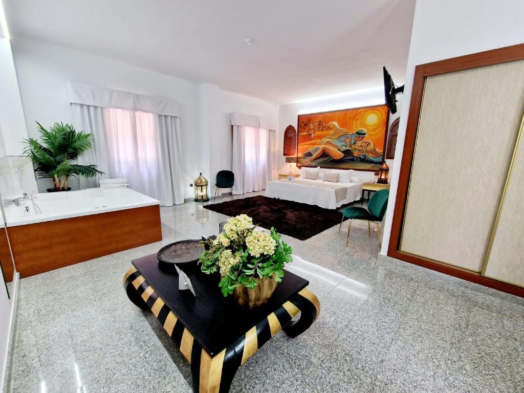 Posteľ alebo postele v izbe v ubytovaní Hotel Plaza Del Castillo