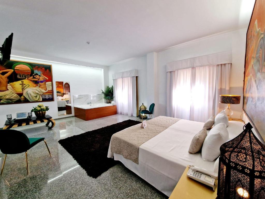 Posteľ alebo postele v izbe v ubytovaní Hotel Plaza Del Castillo