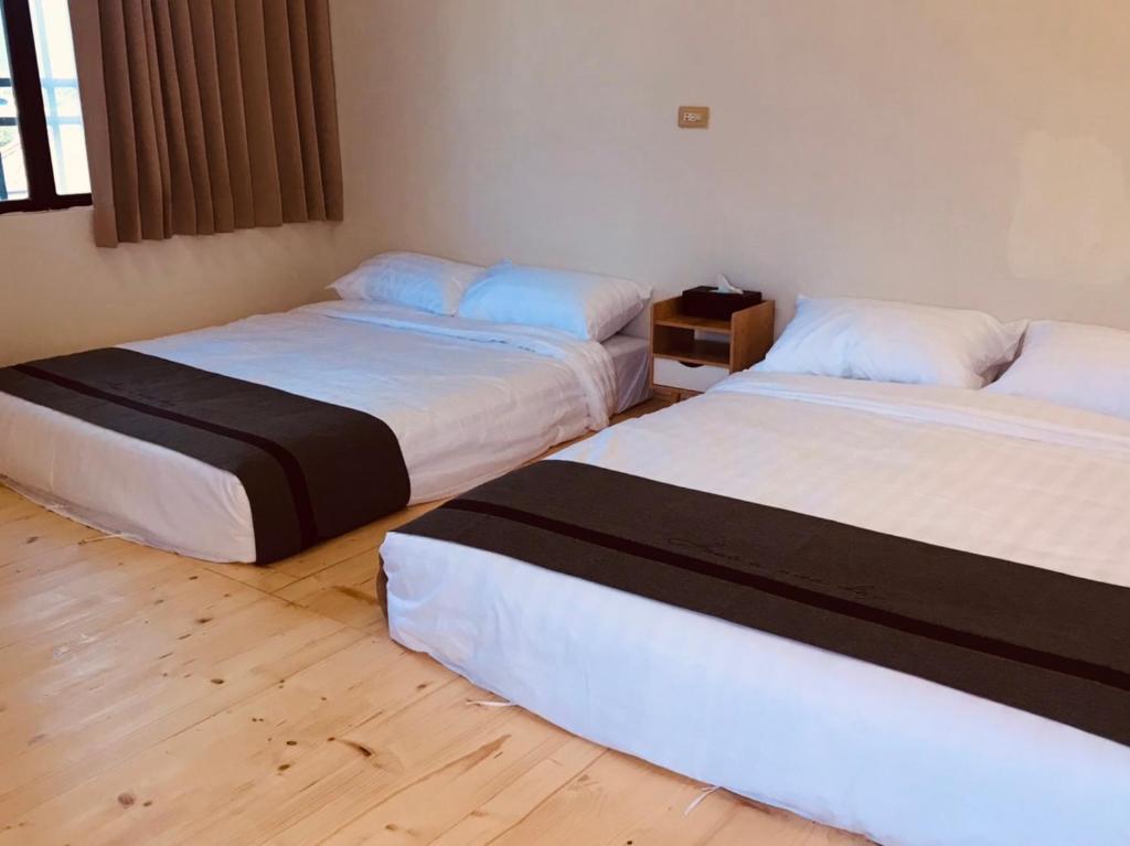 2 letti posti in una stanza con di Starry Sky Hostel a Checheng