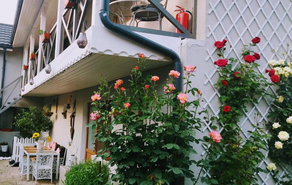 a building with flowers on the side of it at Casa de vacanta La Locanda Dubova in Dubova