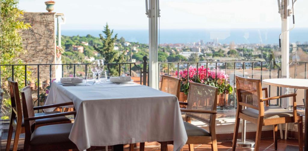 カブリルスにあるHostal de la Plaça - Hotel Boutiqueの景色を望むバルコニー(テーブル、椅子付)