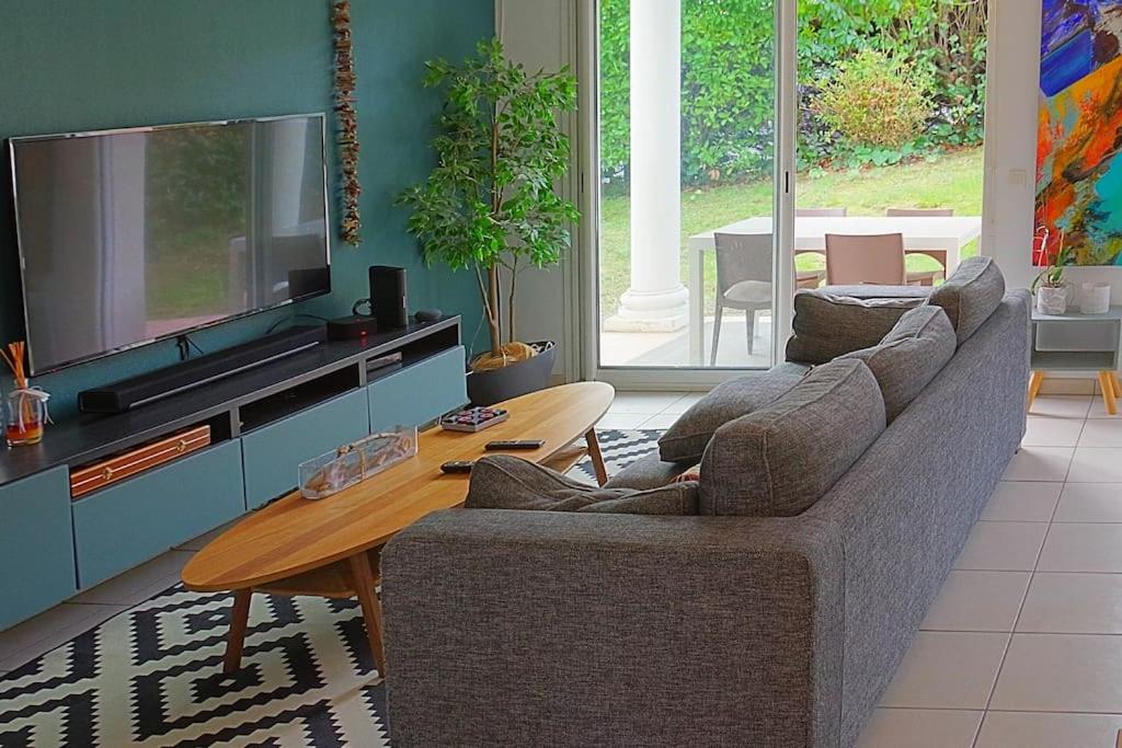 ein Wohnzimmer mit Sofa und Fernseher in der Unterkunft not bookable in Anglet