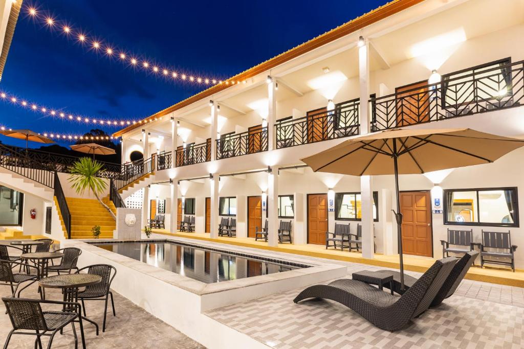 uma villa com piscina à noite em The Chu’s Boutique Hotel em Khao Lak