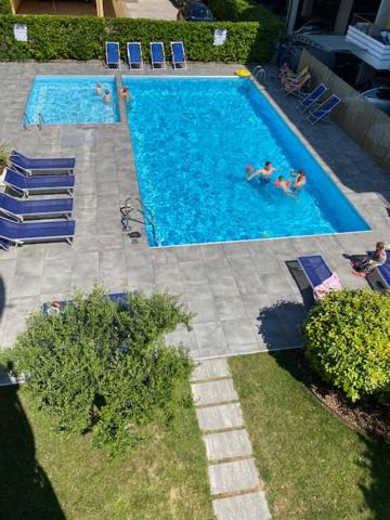 an overhead view of a swimming pool with people in it at Residenza Viel in Bibione
