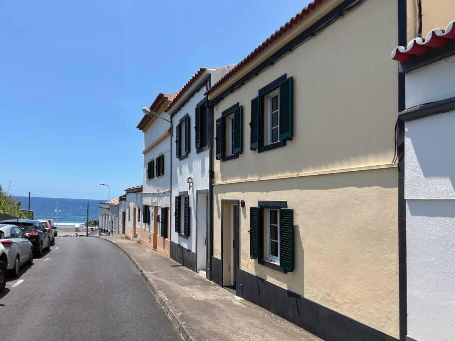 una calle con edificios al lado de una carretera en Casa Mar, en Ponta Delgada