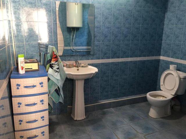 y baño con aseo y lavamanos. en Jrvezh House en Ereván