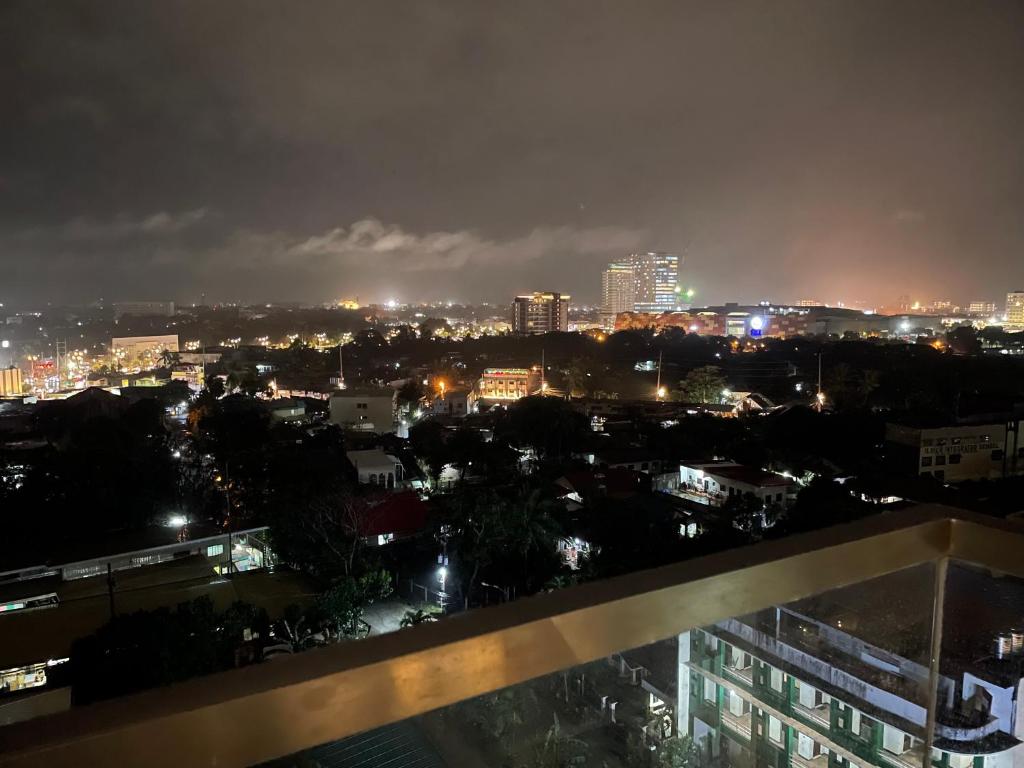 uitzicht op de stad 's nachts bij S & E Condo with Panoramic View in Iloilo City
