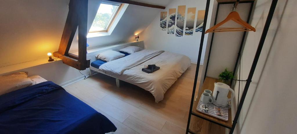 Un pat sau paturi într-o cameră la Chambres d'hôtes Domaine La Touche