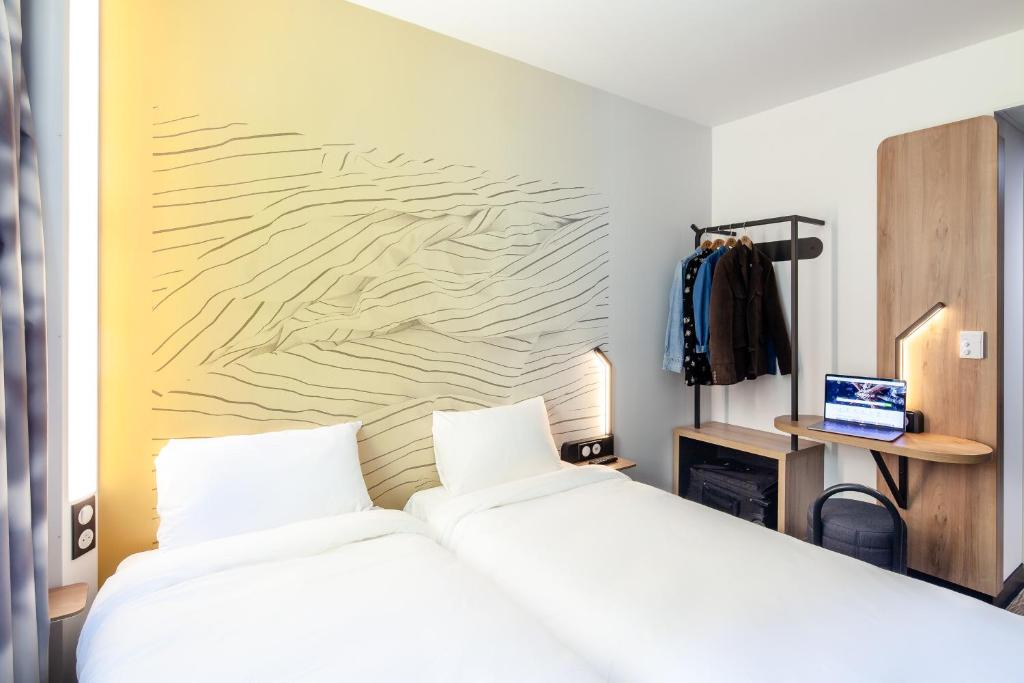 Postel nebo postele na pokoji v ubytování B&B HOTEL Cluses Sud