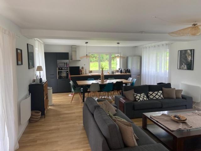 ein Wohnzimmer mit einem Sofa und einem Tisch in der Unterkunft Omaha Beach in Saint-Laurent-sur-Mer