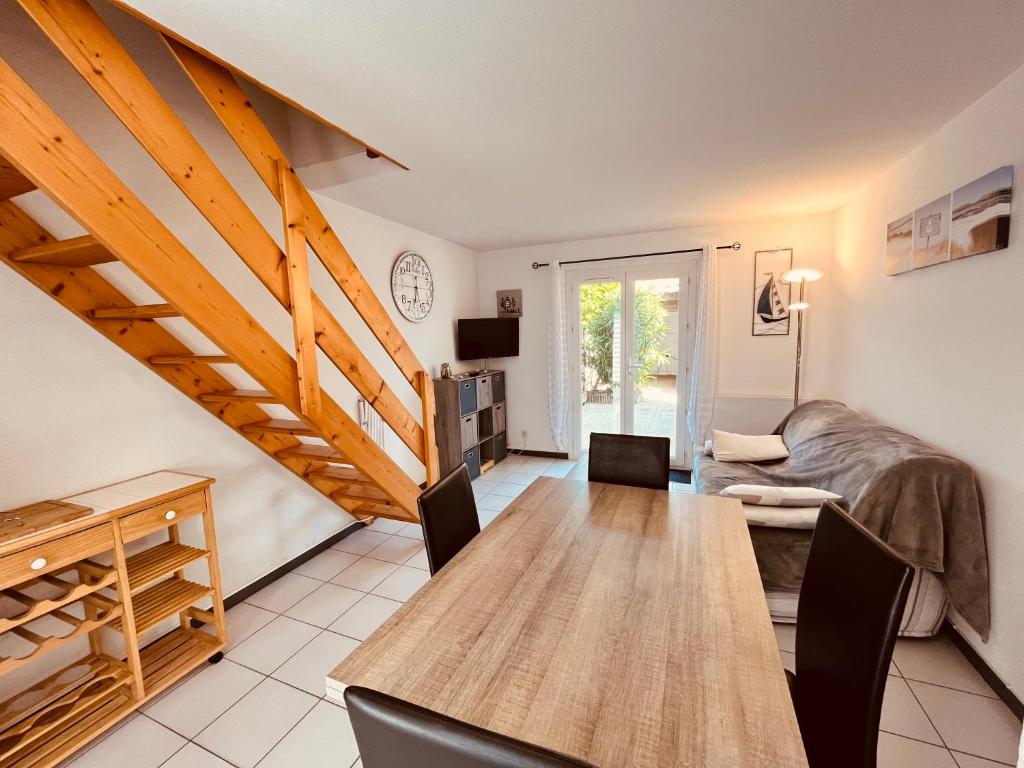 un salon avec une table en bois et un canapé dans l'établissement Maison des dunes, à 100m de la mer, à Saint-Hilaire-de-Riez