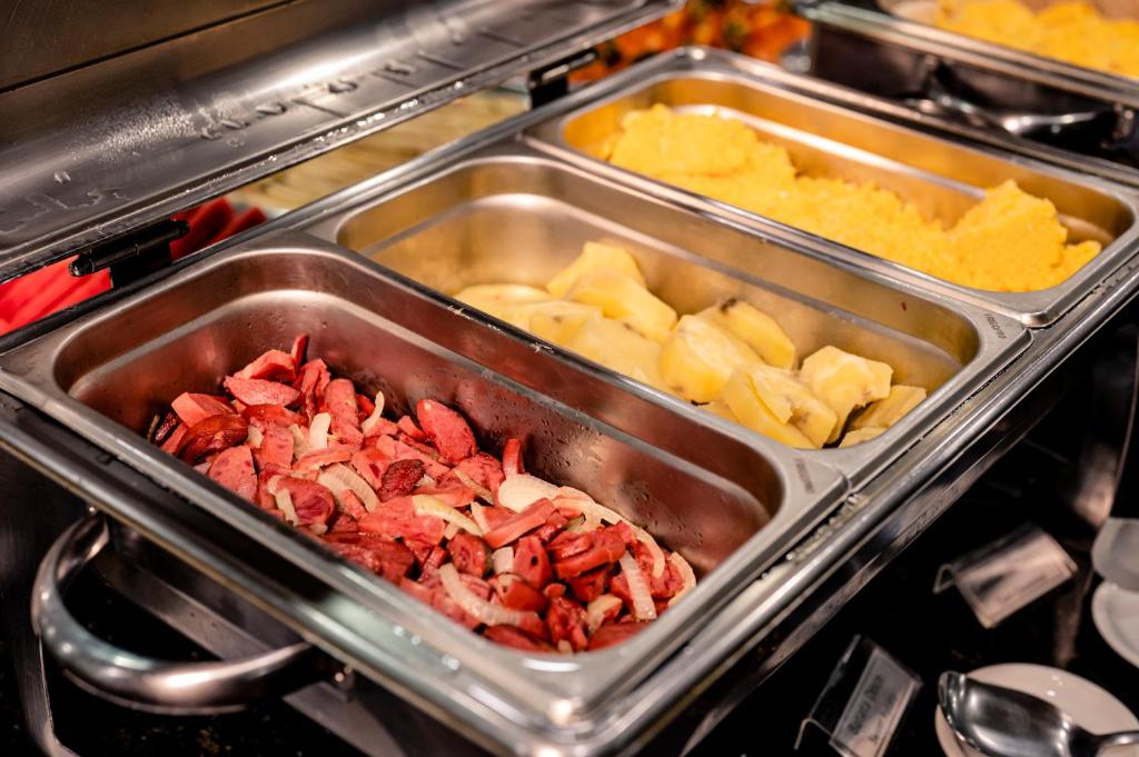 Comida no hotel ou em algum lugar perto