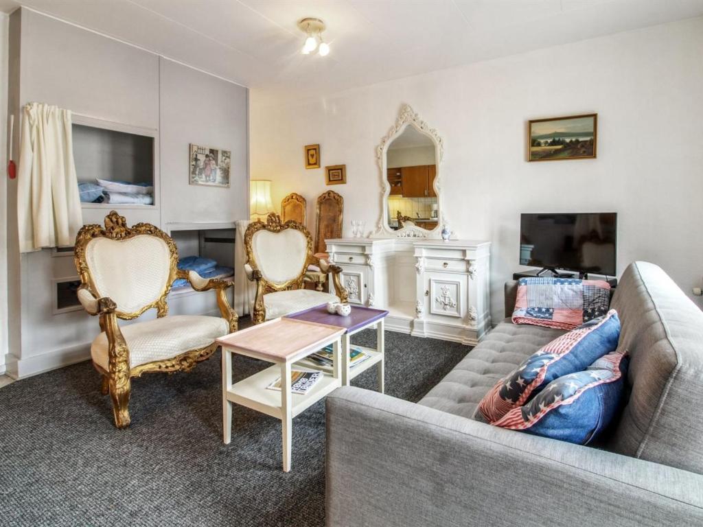 Bredebro的住宿－Apartment Ahvo - 22km from the sea in Western Jutland by Interhome，客厅配有沙发、椅子和电视