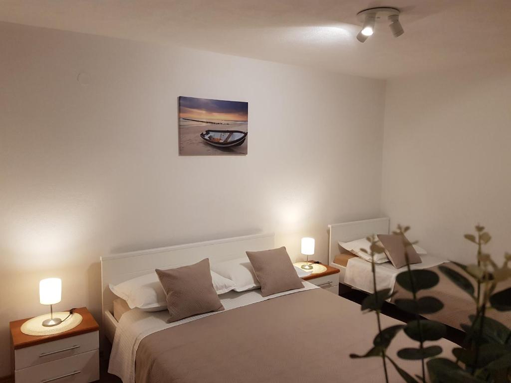 Postel nebo postele na pokoji v ubytování Apartments Huljić