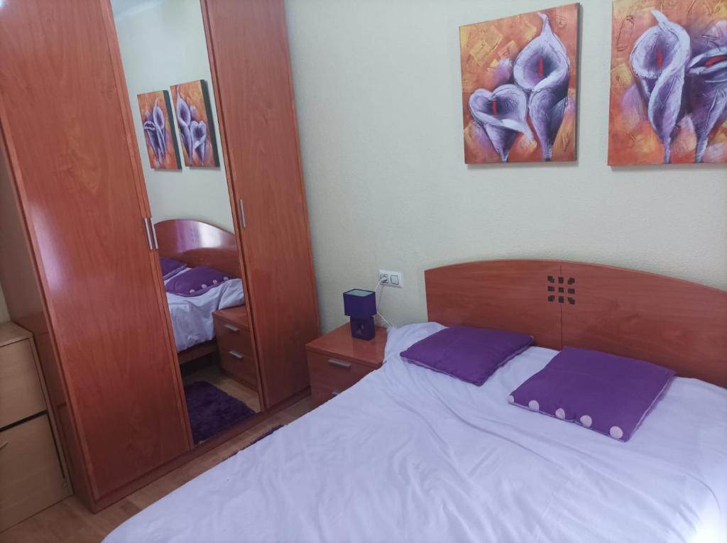 a bedroom with a bed and a mirror at Casa Víctor in Ciudad-Rodrigo