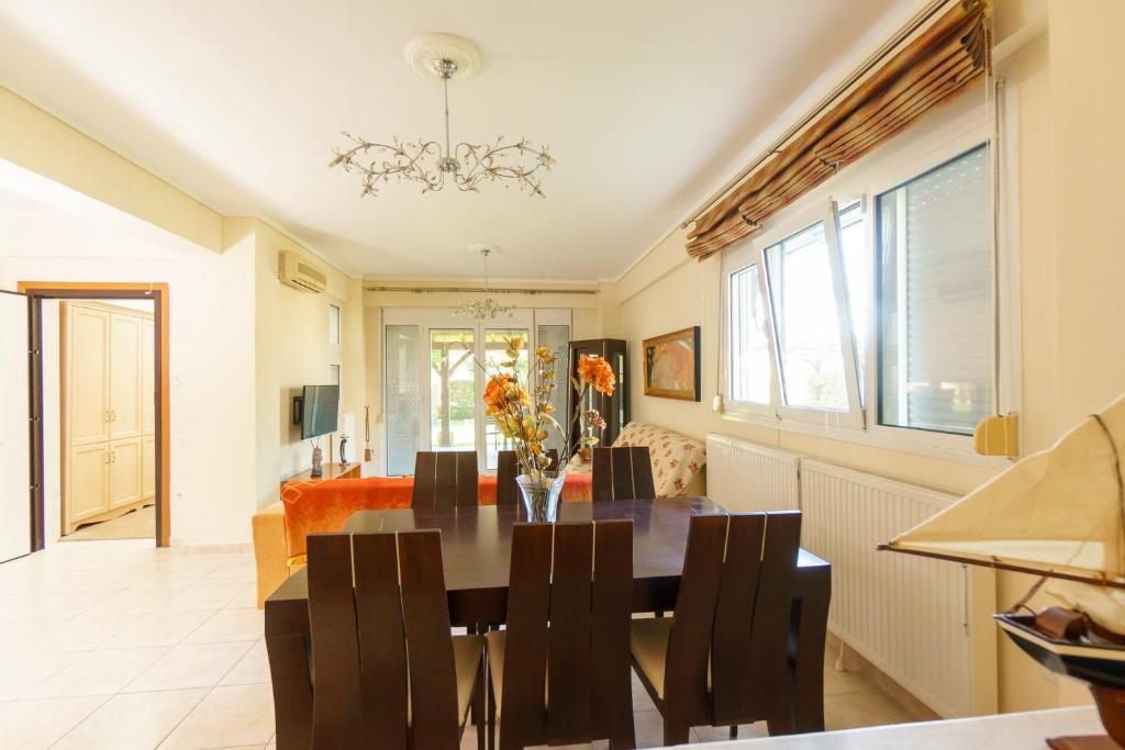 - une salle à manger avec une table et des chaises dans l'établissement Mansion in Peraia by thesbnb, à Peraia