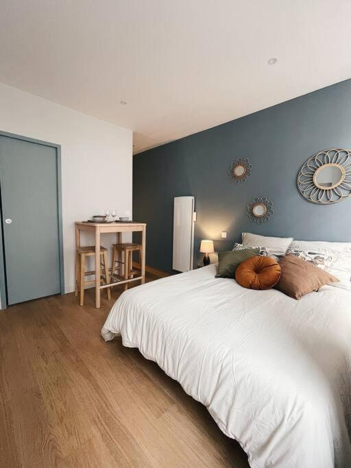 Un pat sau paturi într-o cameră la Le Loulou de La Rochelle