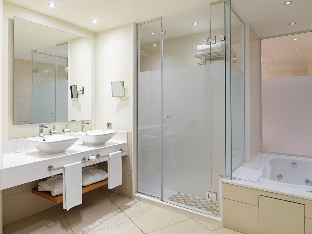 a bathroom with two sinks and a shower at XQ El Palacete in Morro del Jable