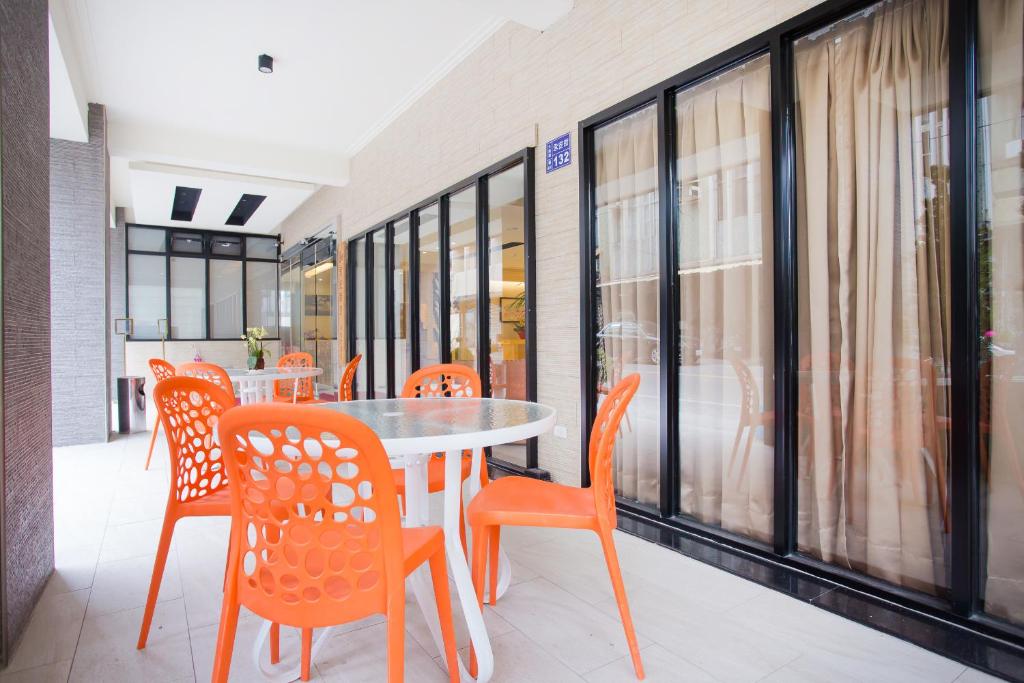 斗南Yung An Business Hotel的用餐室配有橙色椅子和桌子