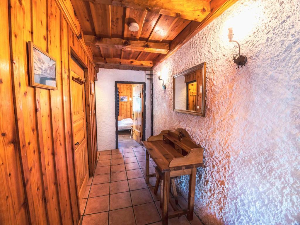 Zdjęcie z galerii obiektu Appartement rénové dans chalet savoyard - proche des pistes, balcon, animaux admis - FR-1-502-355 w mieście Tignes
