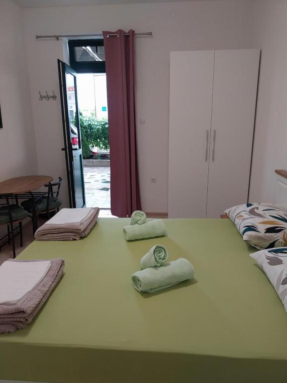 a room with three folded towels on a table at Sobe Kraft 2 in Živogošće