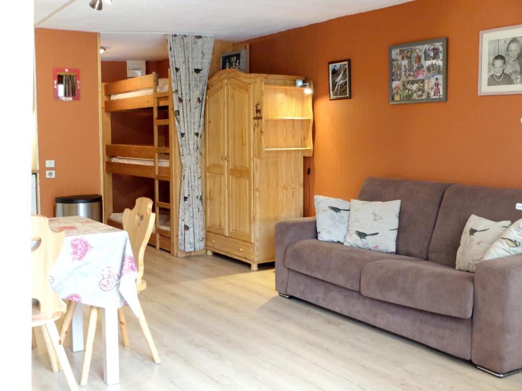 un salon avec un canapé et une table dans l'établissement Studio confort, balcon sud, au pied des pistes et commerces, animaux acceptés, Tignes Le Lac - FR-1-502-458, à Tignes