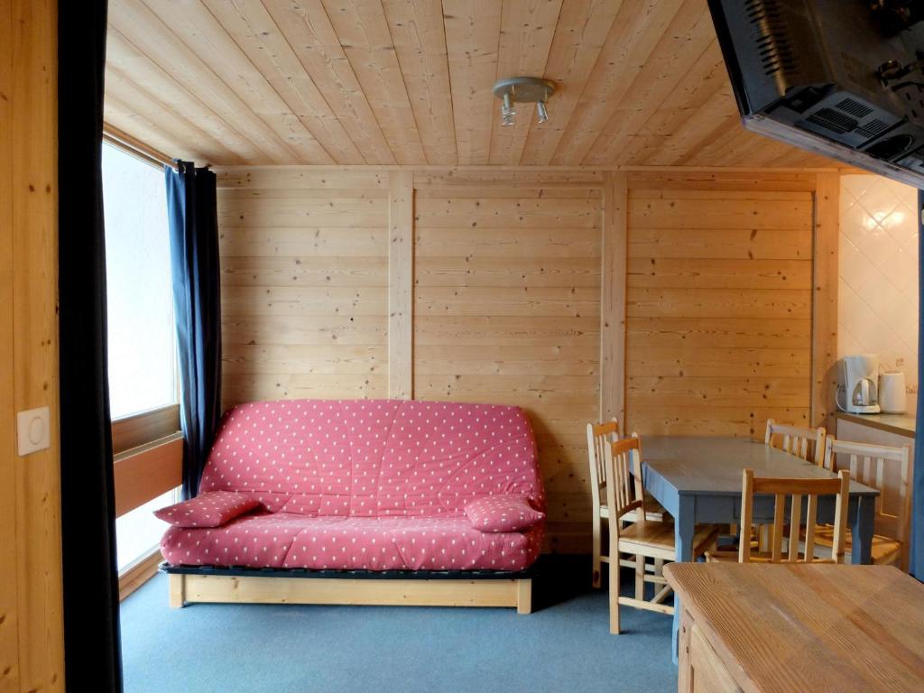 a room with a pink couch and a table at Studio Tignes, 1 pièce, 5 personnes - FR-1-502-497 in Tignes