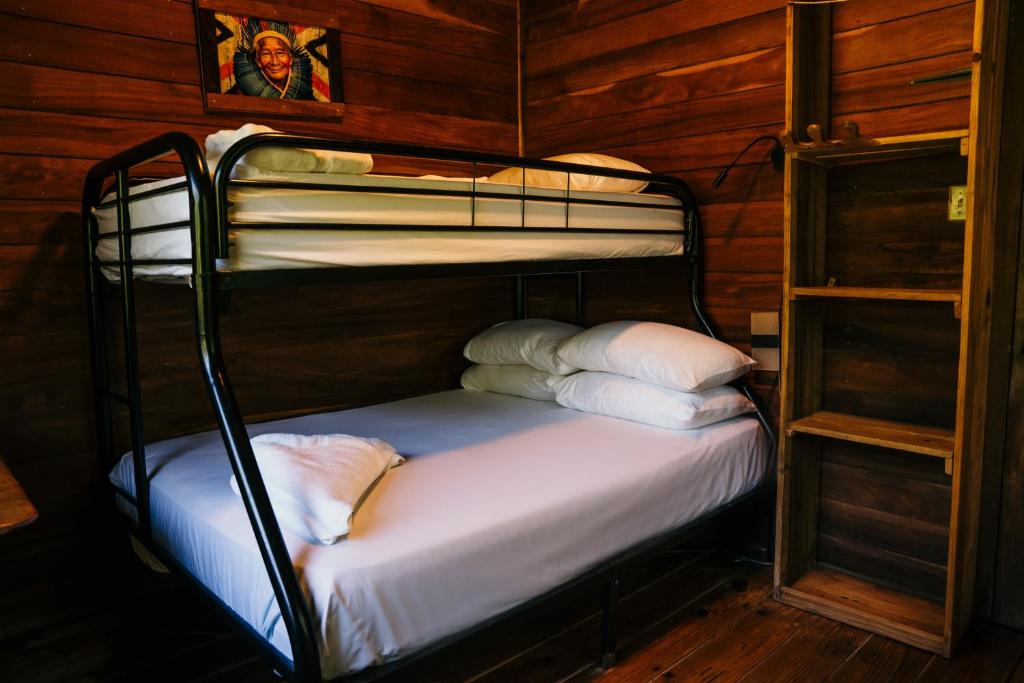 Katil atau katil-katil dalam bilik di Bambuda Lodge