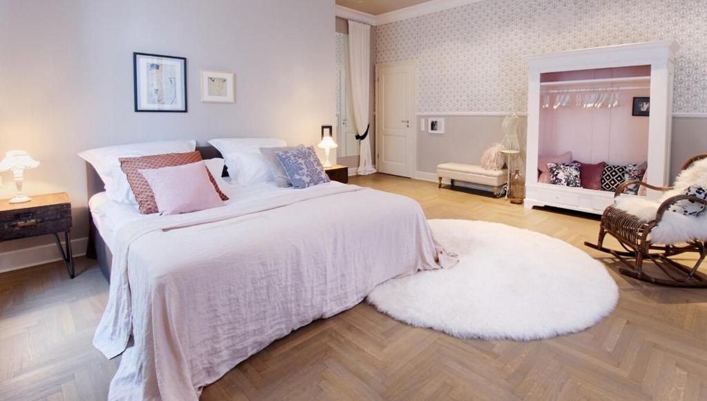 1 dormitorio con 1 cama grande con colcha blanca en Oberurseler, en Kronberg im Taunus