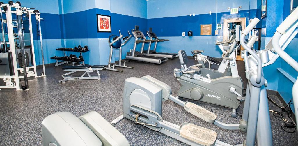 Fitness centrum a/nebo fitness zařízení v ubytování Metro Points Hotel Washington North