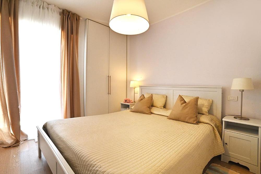 ein Schlafzimmer mit einem großen Bett und einem großen Fenster in der Unterkunft Conero Casa - Marcelli di Numana in Via Litoranea 101 in Marcelli