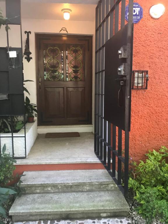una puerta delantera de una casa con una puerta en SOL Y SALSA bnb, en Cuernavaca