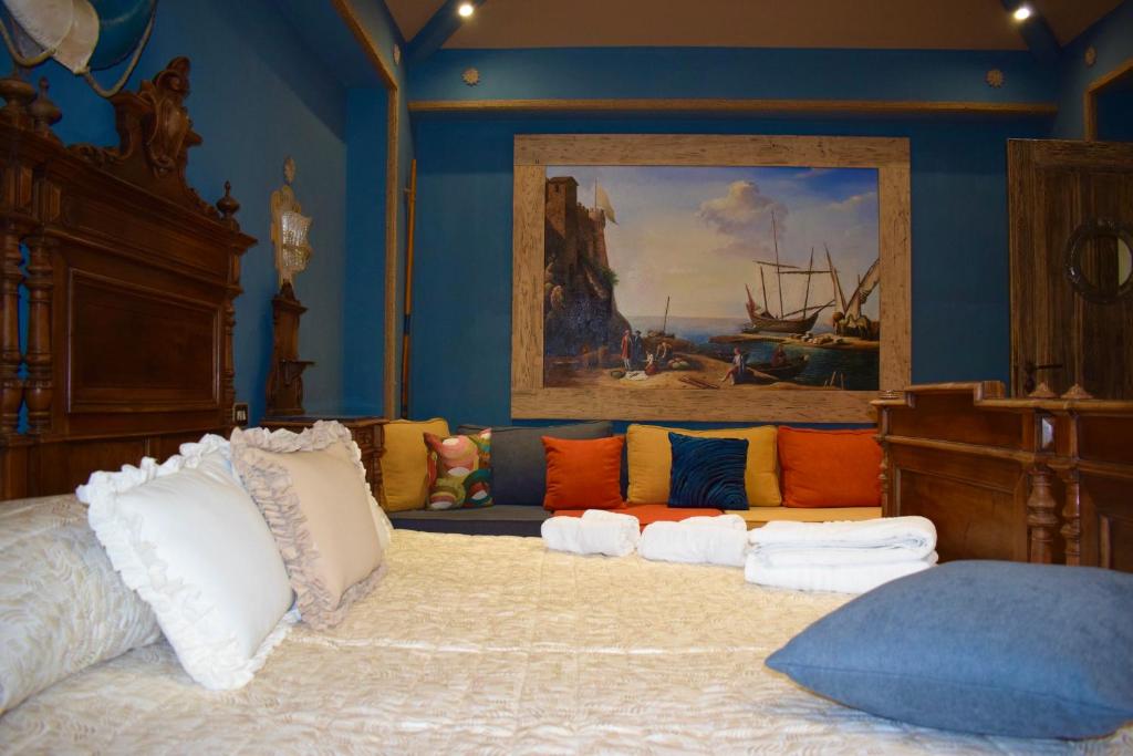 ein Schlafzimmer mit einem Bett mit bunten Kissen in der Unterkunft Villa Caleo in Gioia Tauro