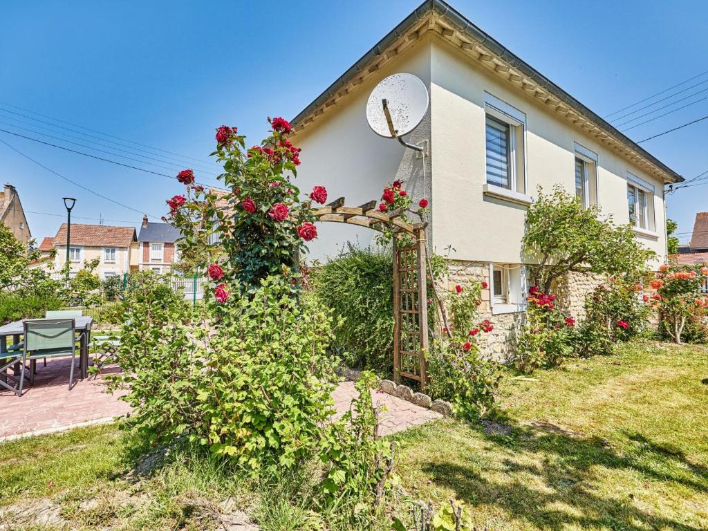 Vonkajšia záhrada v ubytovaní Holiday Home Janomaine by Interhome