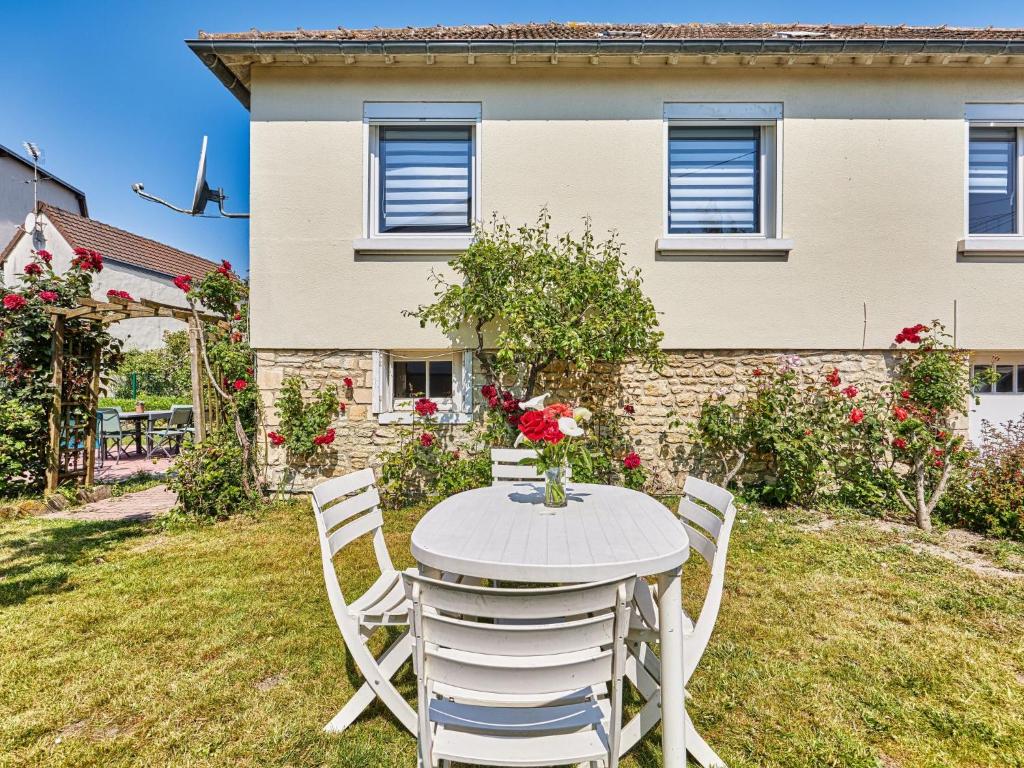 Vonkajšia záhrada v ubytovaní Holiday Home Janomaine by Interhome