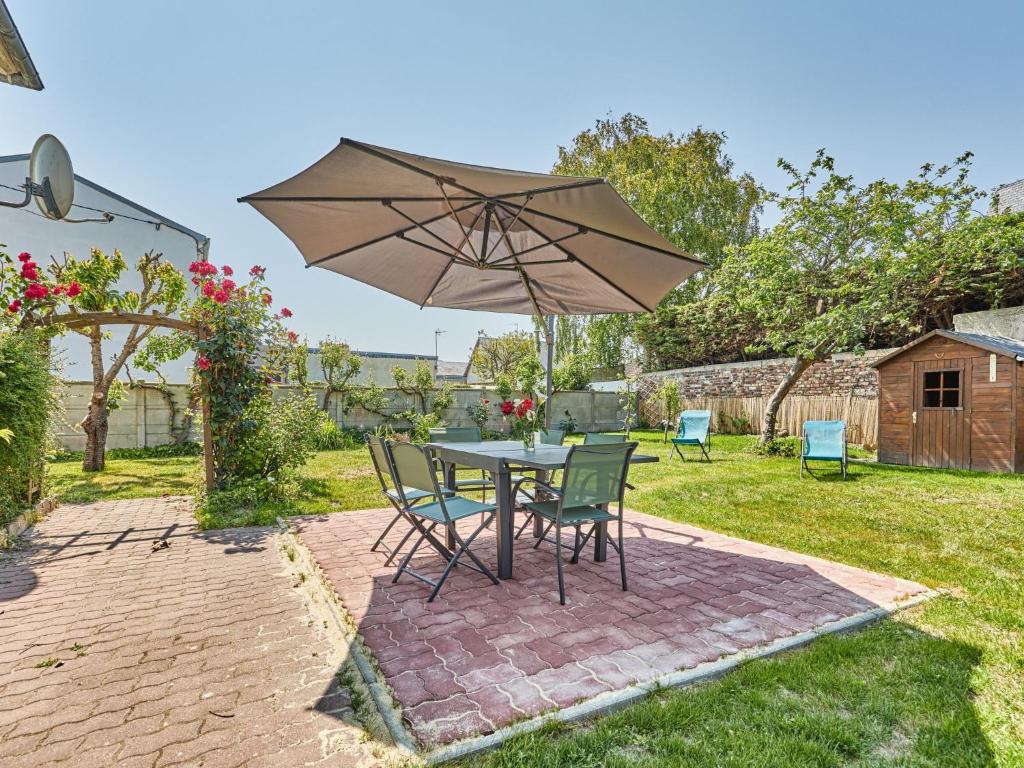 Vonkajšia záhrada v ubytovaní Holiday Home Janomaine by Interhome