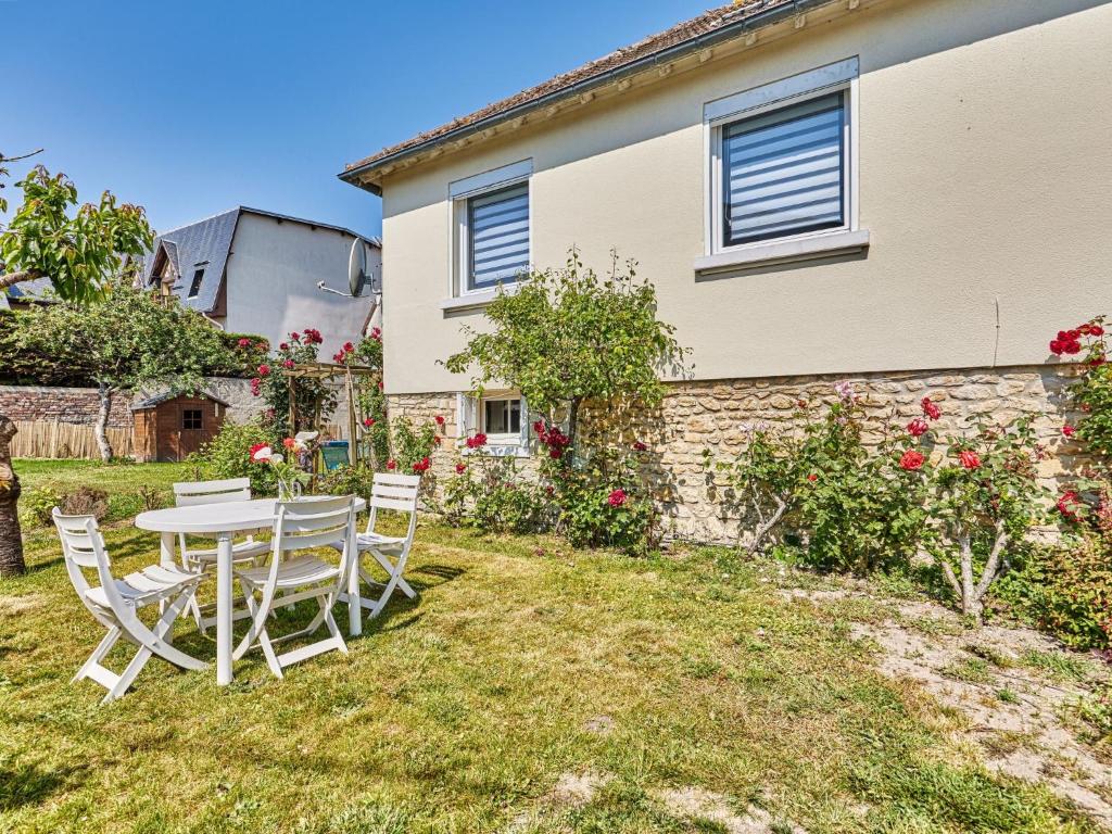Vonkajšia záhrada v ubytovaní Holiday Home Janomaine by Interhome