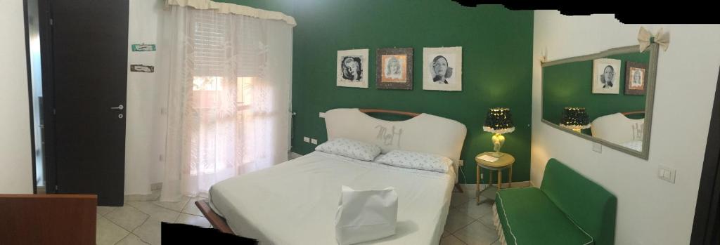 een groene kamer met een bed en een raam bij MonrealeHolidayHouse la tua casa a Cagliari in Cagliari