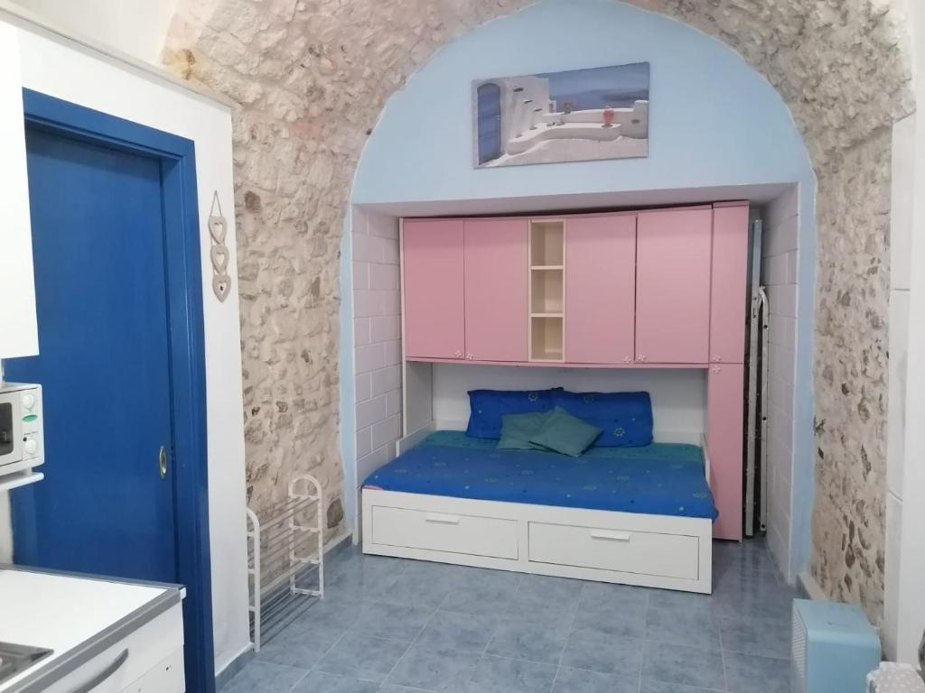 維耶斯泰的住宿－casa Aurora centro storico，一间卧室配有一张蓝色床垫。