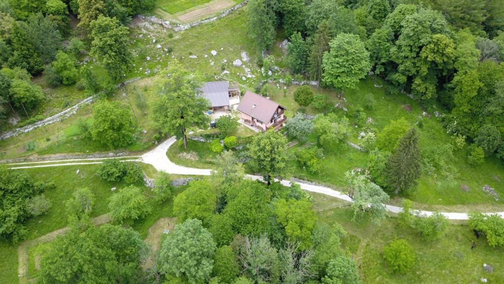 Vue aérienne d'une maison au milieu d'une forêt dans l'établissement Posestvo Tmžek, à Bovec