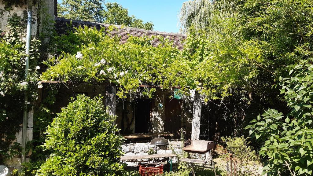 une vieille maison au milieu d'un jardin dans l'établissement la grange, à Pouligny-Saint-Pierre