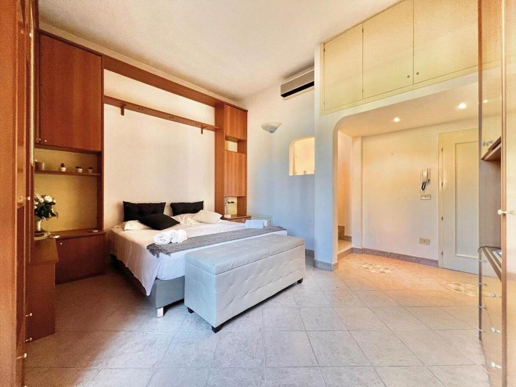 - une grande chambre avec un grand lit dans l'établissement Sofy Squared San Firenze, à Florence