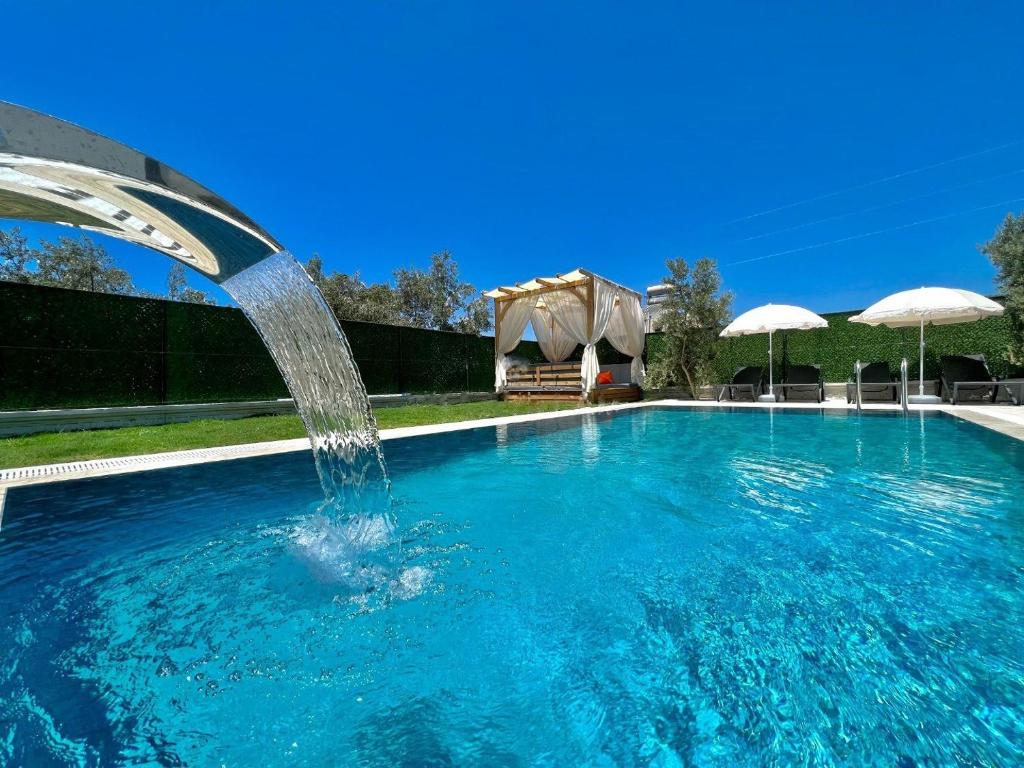 Bazén v ubytování Fethiye Villa İzci nebo v jeho okolí