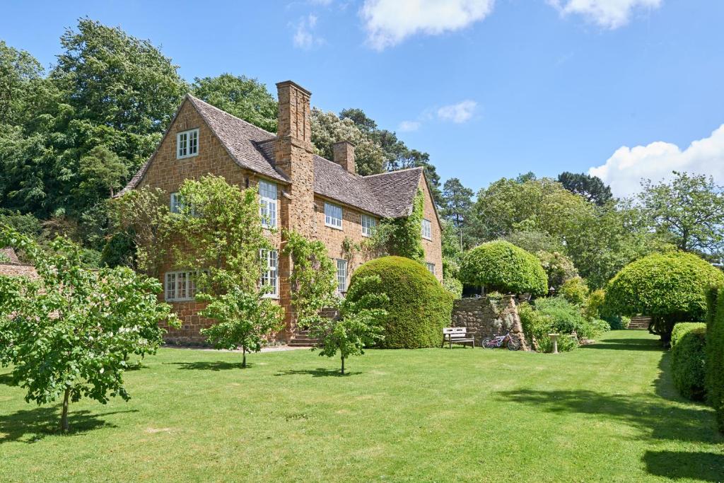 Drakestone House Manor with Breathtaking Cotswolds Views, Gloucester