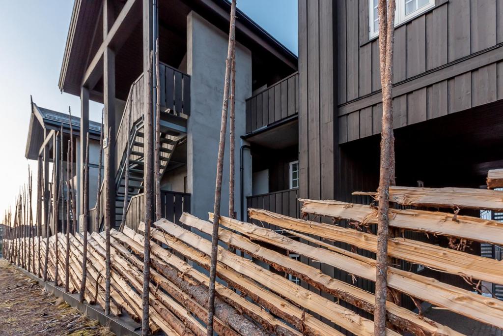 um edifício em construção com paletes de madeira no exterior em Høyfjellsgrend 961, 29 B em Trysil