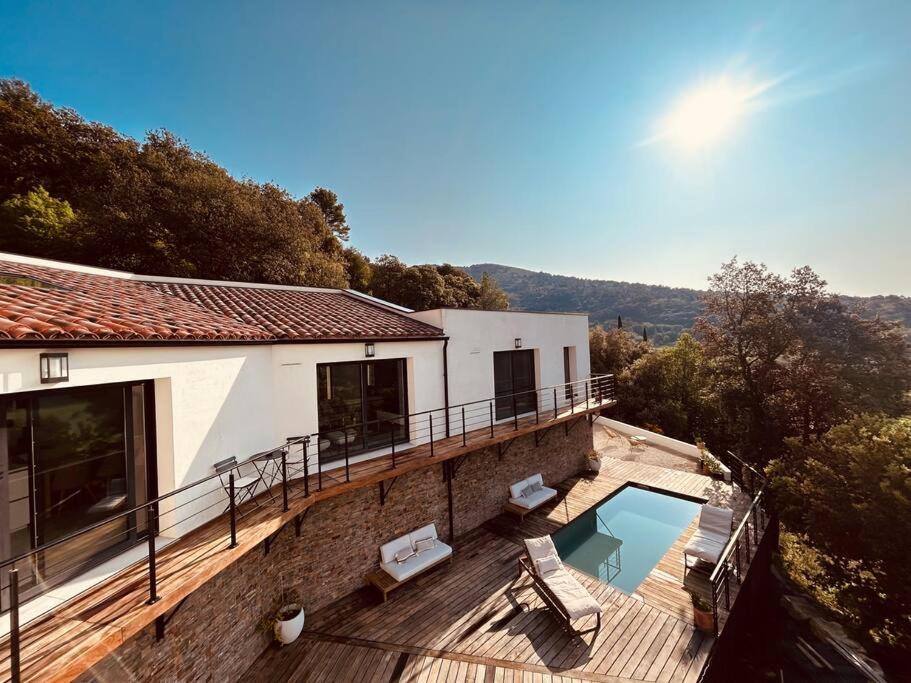 une maison avec une terrasse et une piscine dans l'établissement Belle maison contemporaine, à Ampus