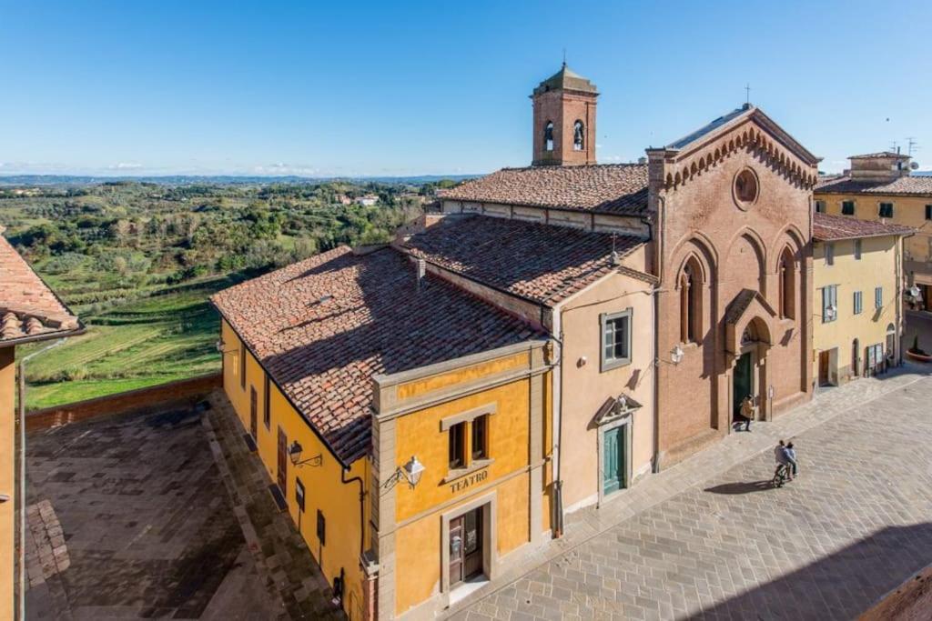 una vista aérea de un edificio con una torre de reloj en Villa Le Palme in Tuscany, en Lari