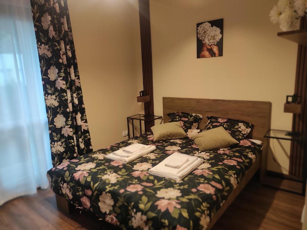 una camera da letto con un letto e asciugamani di apartament centrum RP a Katowice