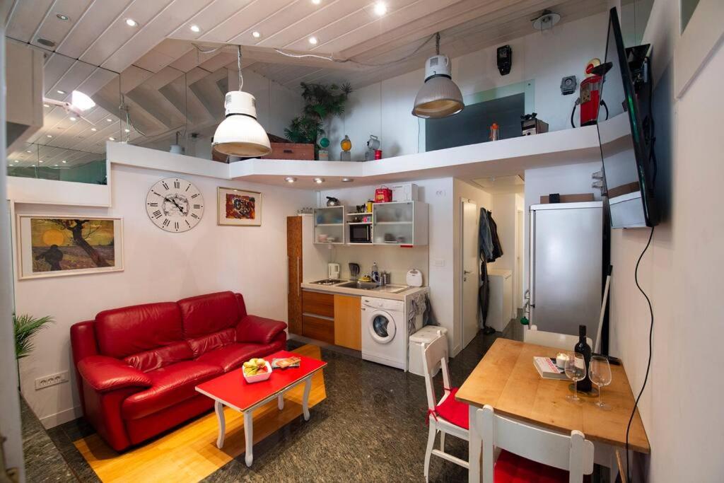 ein Wohnzimmer mit einem roten Sofa und einem Tisch in der Unterkunft LightBox Central in Ljubljana