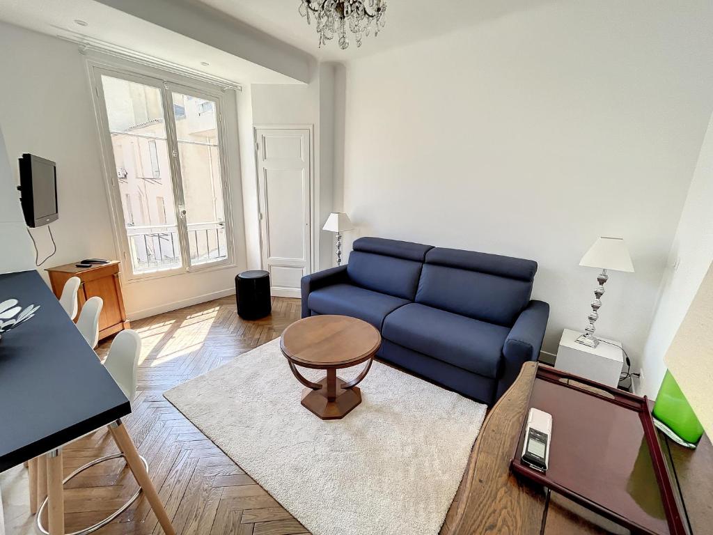 A seating area at 1 bedroom Palais Hoche Cannes 5 mins from the Croisette Cannes Riviera 226